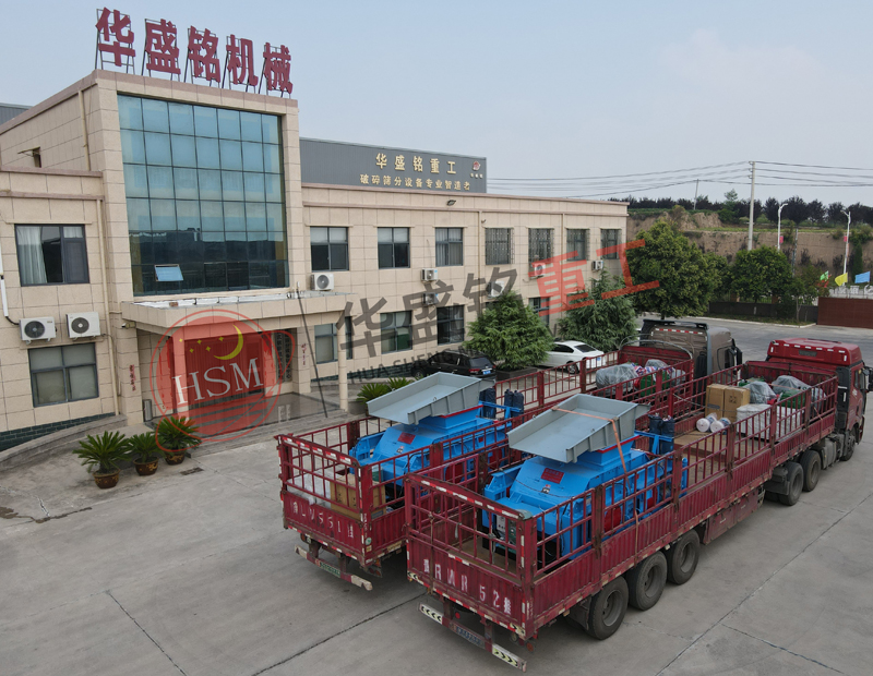 白云石對(duì)輥制砂機(jī)發(fā)貨現(xiàn)場 兩臺(tái)白云石對(duì)輥制砂機(jī)發(fā)貨